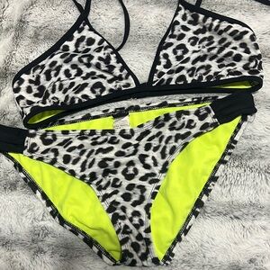 Used Hurley Large leopard bikini